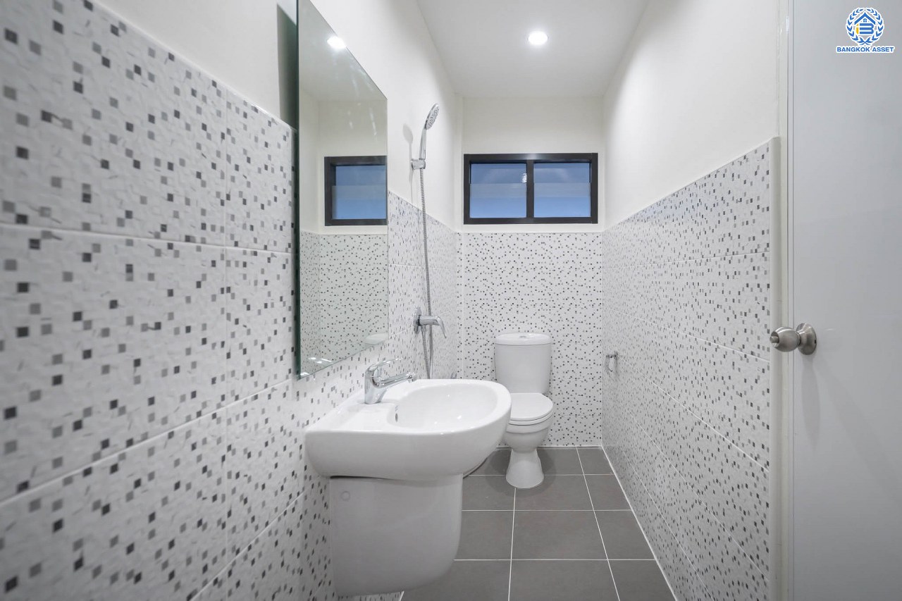 บ้านมือสองตกแต่งใหม่ โครงการ ลานทอง ติวานนท์-ปากเกร็ด เนื้อที่ 40 ตร.ว. ฟังก์ชัน 3 ห้องนอน 2 ห้องน้ำ จอดรถได้ 2คัน บนทำเลทองเดินทางสะดวกติด ถ.ติวานนท์ ใกล้ห้าแยกปากเกร็ด เมืองทองธานี, เซ็นทรัลแจ้งวัฒนะ รถไฟฟ้าสายสีชมพู "สถานีปากเกร็ด" และจุดขึ้นทางด่วน "แจ้งวัฒนะ"